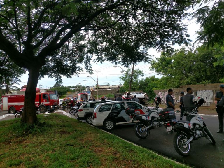 Ladrão morre após bater caminhonete furtada em poste e muro em Ribeirão Preto - Grupo Rio Claro SP