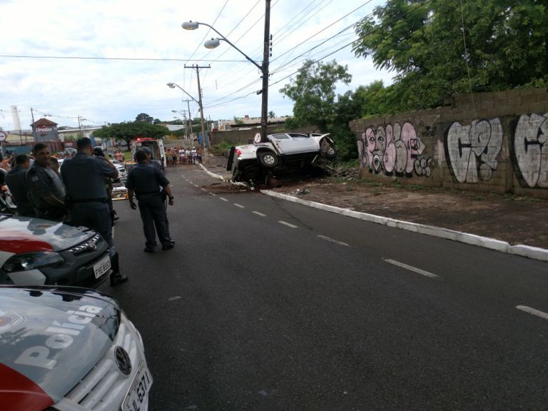 Ladrão morre após bater caminhonete furtada em poste e muro em Ribeirão Preto - Grupo Rio Claro SP