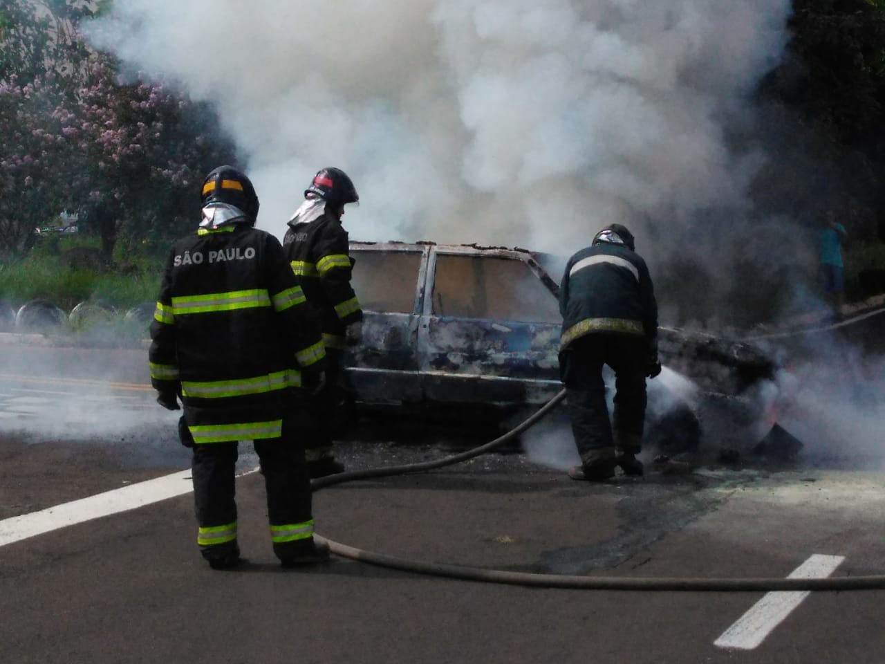 Veículo pega fogo e assusta motoristas no interior de SP - Grupo Rio Claro SP