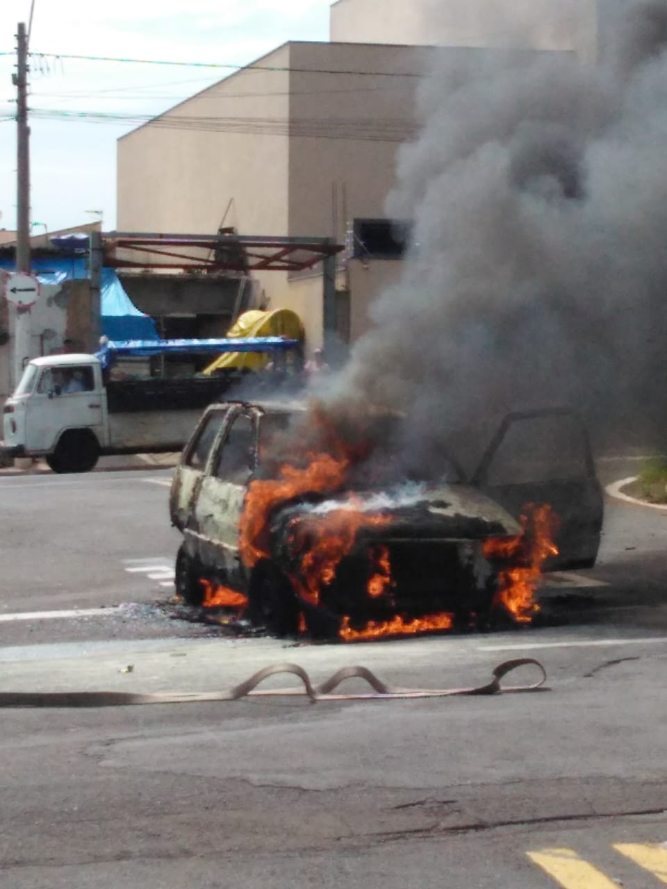 Veículo pega fogo e assusta motoristas no interior de SP - Grupo Rio Claro SP