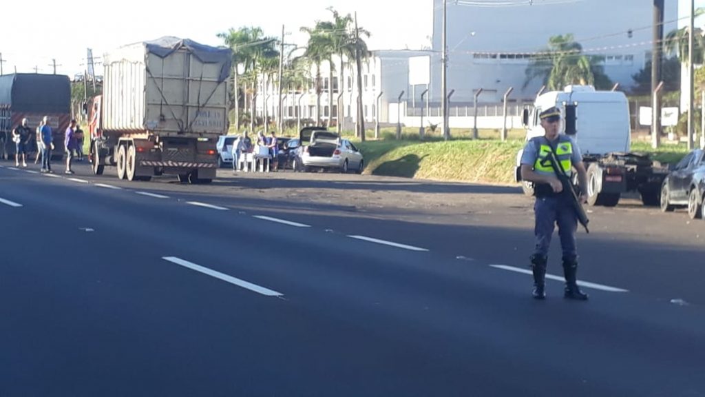 Polícia Militar Rodoviária realiza ação humanitária para caminhoneiros nas bases de Rio Claro e Corumbataí - Grupo Rio Claro SP