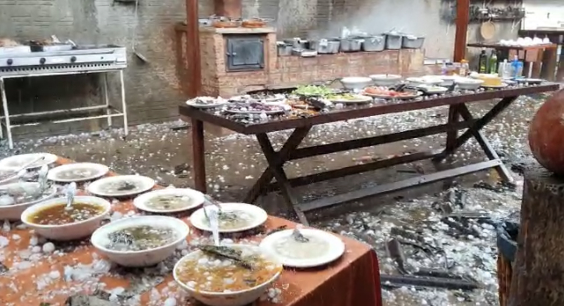 Vídeo - Restaurante fica totalmente destruído após chuva de granizo em  Araras, SP - Pedras 'cobriram' asfalto e assustaram moradores. Na zona  rural, galpão cedeu.