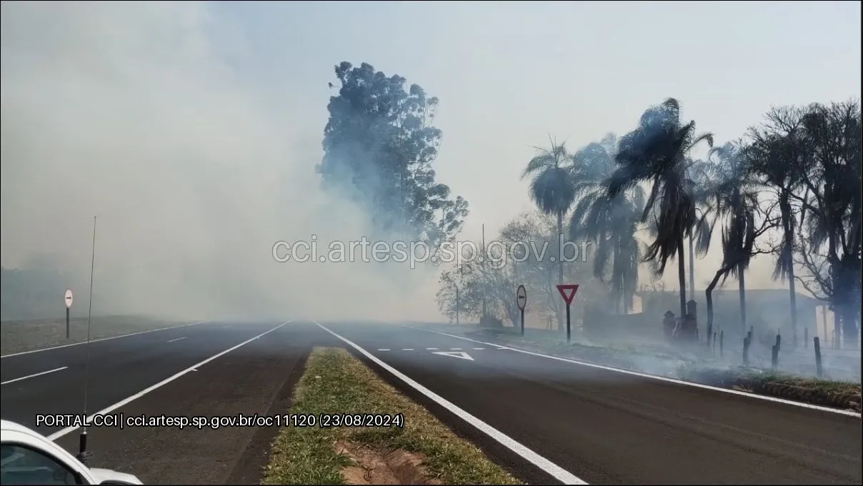 Incêndio de grande proporção afeta visibilidade na SP-225 em Itirapina - Grupo Rio Claro SP