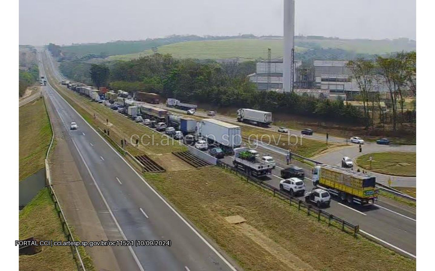 Capotamento de caminhão provoca congestionamento na Rodovia Washington Luís, em Matão - Grupo Rio Claro SP