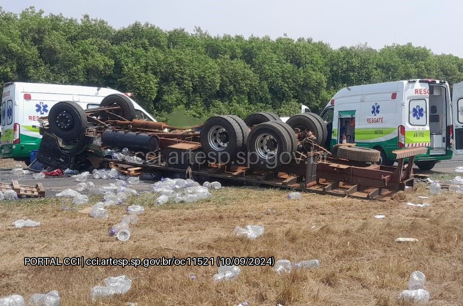 Capotamento de caminhão provoca congestionamento na Rodovia Washington Luís, em Matão - Grupo Rio Claro SP