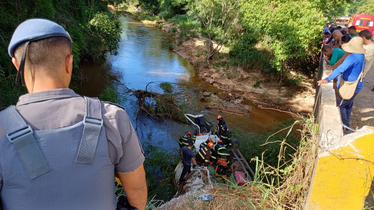 Caminhão cai em rio após perda de freio em Ipeúna, deixando vítima fatal - Grupo Rio Claro SP