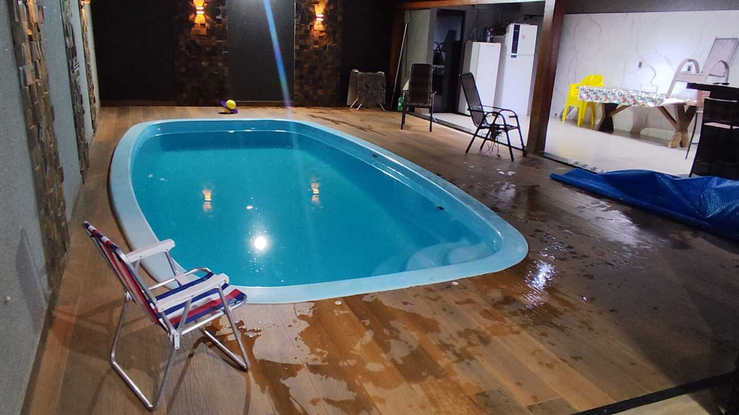 Mãe é presa após crianças morrerem afogadas em piscina - Grupo Rio Claro SP