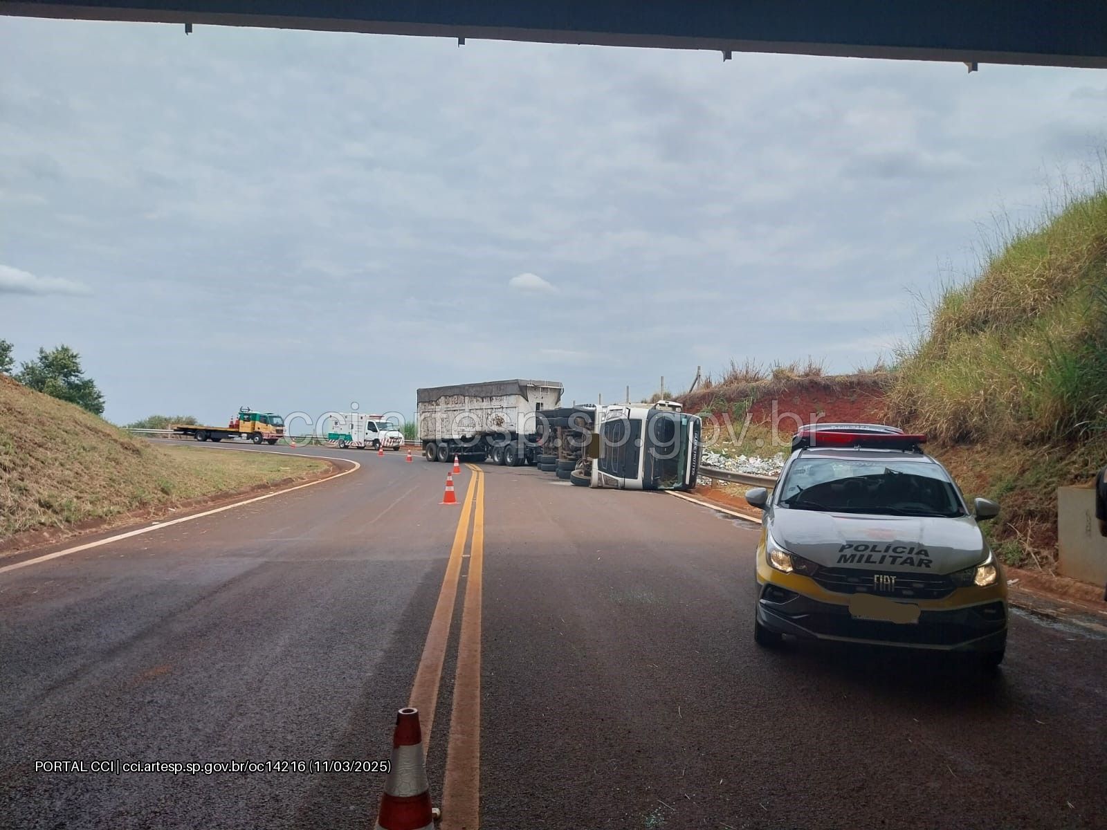Tombamento de carreta bloqueia alça de retorno na rodovia SPD 131/147 em Piracicaba - Grupo Rio Claro SP